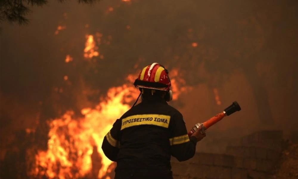 Αναζωπύρωση στην Ηλεία: Μήνυμα του 112 για προληπτική εκκένωση του χωριού Κορυφή